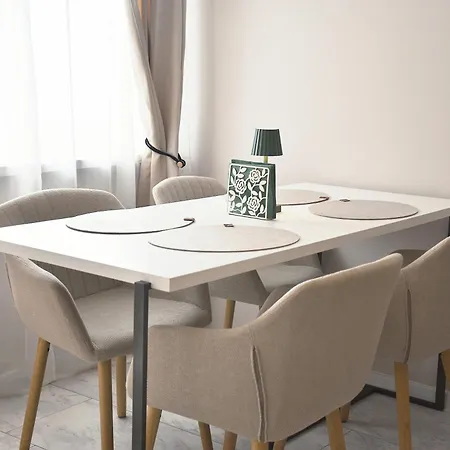 Boutique 2-bedroom Downtown 布尔加斯