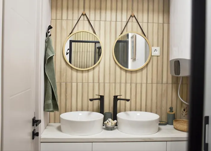Boutique 2-bedroom Downtown 布尔加斯