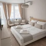 Luxury Boutique 2-bedroom Downtown Апартаменты *