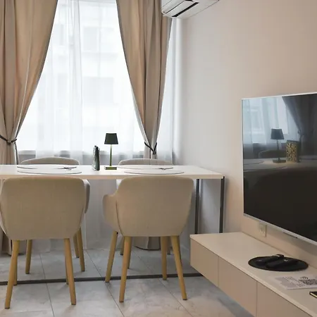Luxury Boutique 2-bedroom Downtown דירה